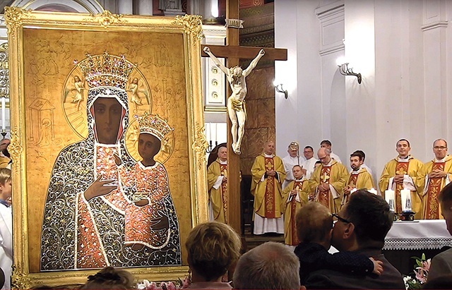 Poświęcenie wotywnych insygniów nastąpiło  20 czerwca. – Od lat to miejsce na Muranowie jest pod szczególną opieką Maryi – podkreśla ks. Walenty Królak, proboszcz parafii.