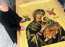 Ks. Stanisław Kusik z wizerunkiem, który na co dzień znajduje się w ołtarzu głównym.