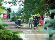 W Łapanowie woda zalała m.in. piwnicę nowego kościoła. Wdarła się też do zabytkowej, drewnianej świątyni.