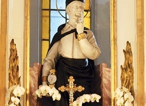 Figura męczennika, kapłana wiernie strzegącego tajemnicy spowiedzi, czczonego na Kaplicówce.