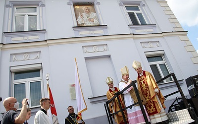 Na mozaice umieszczono zawołanie IV pielgrzymki Ojca Świętego do Polski: „Bogu dziękujcie, ducha nie gaście!”.
