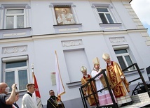 Na mozaice umieszczono zawołanie IV pielgrzymki Ojca Świętego do Polski: „Bogu dziękujcie, ducha nie gaście!”.