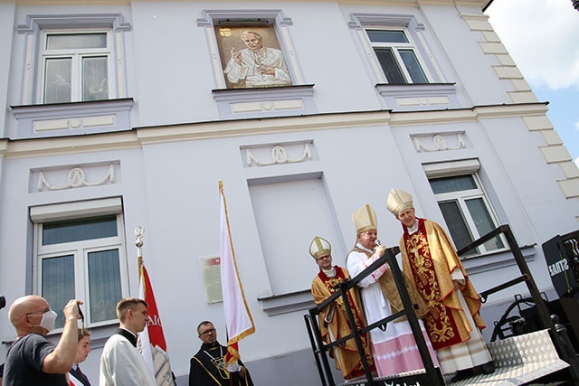 Na mozaice umieszczono zawołanie IV pielgrzymki Ojca Świętego do Polski: „Bogu dziękujcie, ducha nie gaście!”.