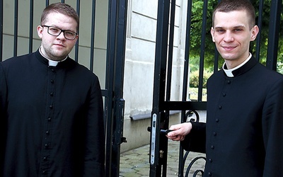 Diakoni Marcin Siemiątkowski (z lewej) i Kamil Mańkowski  z nadzieją czekają na nowych kleryków.