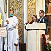 Katarzyna i Janusz Kułaczowie,  para odpowiedzialna za Domowy Kościół w diecezji, podczas podziękowania na zakończenie Eucharystii. 
