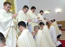 ▲	Na zakończenie nowi kapłani udzielili indywidualnego błogosławieństwa obecnym księżom i alumnom.