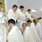 ▲	Na zakończenie nowi kapłani udzielili indywidualnego błogosławieństwa obecnym księżom i alumnom.