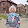 ▲	Była więźniarka na terenie niemieckiego obozu koncentracyjnego Auschwitz-Birkenau.