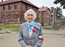 ▲	Była więźniarka na terenie niemieckiego obozu koncentracyjnego Auschwitz-Birkenau.