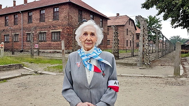 ▲	Była więźniarka na terenie niemieckiego obozu koncentracyjnego Auschwitz-Birkenau.