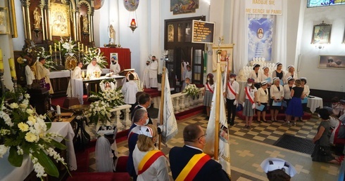 Uroczystą Eucharystię sprawowano w parafii św. Wojciecha w Wiązownie - w miejscu chrztu bł. Hanny Chrzanowskiej.