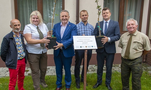 w Nieborowie przy Urzędzie Gminy powstał kolejny sad owocowy pamięci św. Jana Pawła II.
