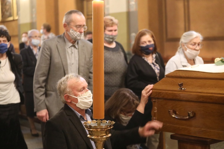 Modlitwa przy trumnie śp. ks. prał. Zbigniewa Powady