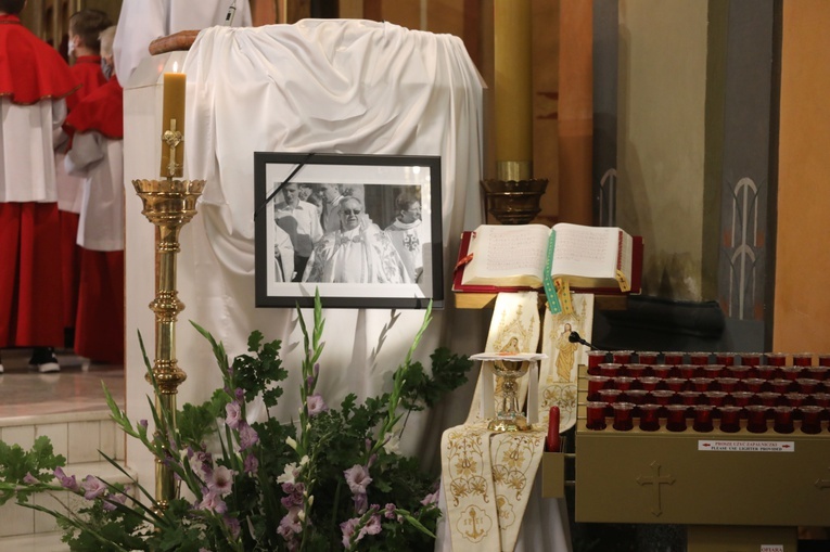 Modlitwa przy trumnie śp. ks. prał. Zbigniewa Powady