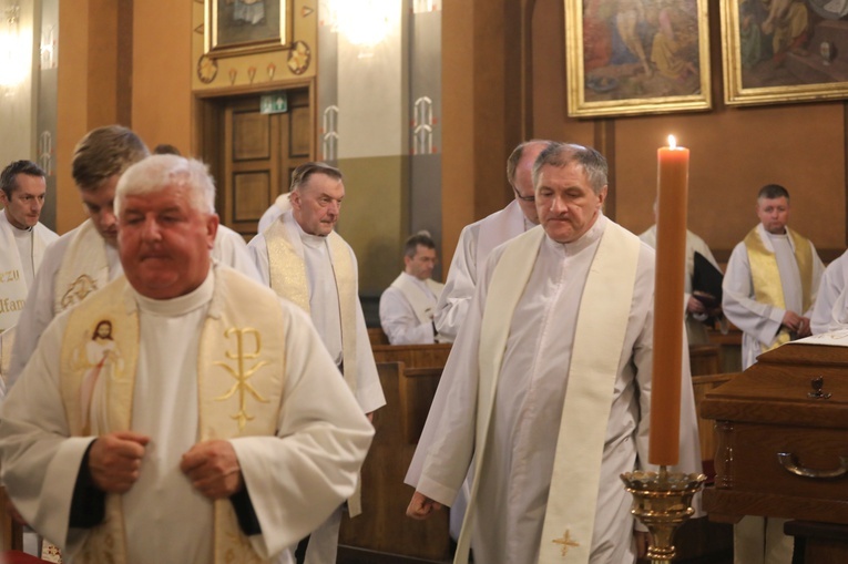 Modlitwa przy trumnie śp. ks. prał. Zbigniewa Powady