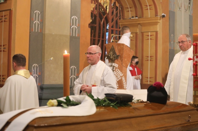 Modlitwa przy trumnie śp. ks. prał. Zbigniewa Powady