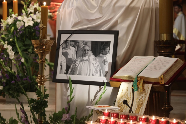 Modlitwa przy trumnie śp. ks. prał. Zbigniewa Powady