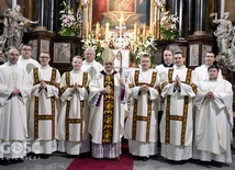 Grupowe zdjęcie z przełożonymi w dniu święceń diakonatu.