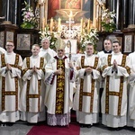 Grupowe zdjęcie z przełożonymi w dniu święceń diakonatu.