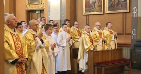 Księża diecezji bielsko-żywieckiej w katedrze św. Mikołaja.