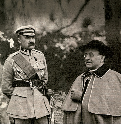 Nuncjusz apostolski w Polsce  w latach 1919–1921 abp Achille Ratti z marszałkiem Józefem Piłsudskim.