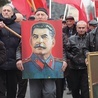 Wielu Rosjan uważa Stalina za wielkiego przywódcę, a w rzeczywistości był on jednym z największych zbrodniarzy w historii. Jego zbrodnie z pewnością można nazwać ludobójstwem.