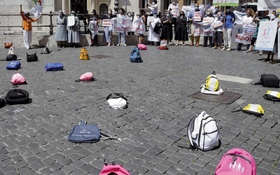 18 czerwca przed włoskim parlamentem ustawiono szkolne plecaki. W taki sposób nauczyciele oraz rodzice uczniów szkół prywatnych, w tym katolickich, domagali się zwiększenia pomocy finansowej dla tych placówek.