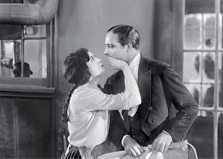 Pola Negri i James Hall w niemym filmie „Hotel Imperial” z 1927 roku wyprodukowanym przez Paramount Pictures – wytwórnię, której współzałożycielem był Samuel Goldwyn.
