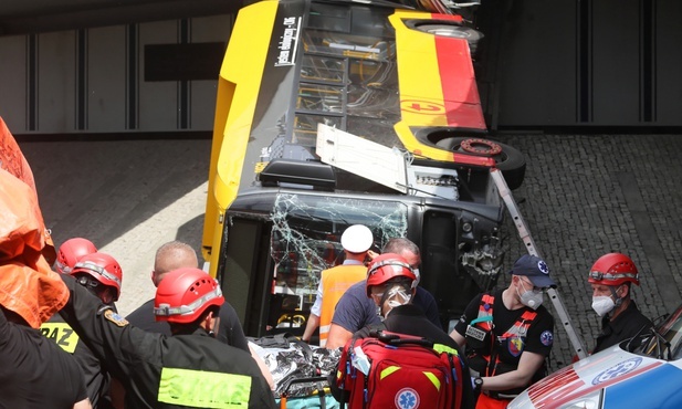Warszawa: miejski autobus spadł z wiaduktu. Ofiary śmiertelne, wielu rannych 