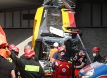 Warszawa: miejski autobus spadł z wiaduktu. Ofiary śmiertelne, wielu rannych 