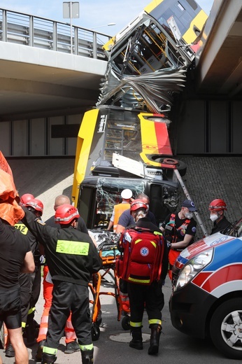 Warszawa: miejski autobus spadł z wiaduktu. Ofiary śmiertelne, wielu rannych 