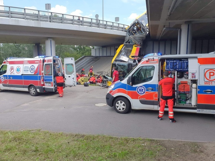 Warszawa: Miejski autobus spadł z wiaduktu 