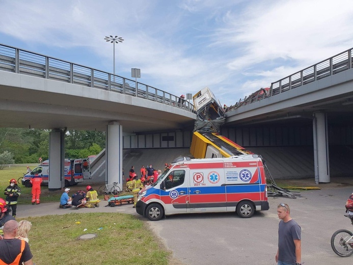 Warszawa: Miejski autobus spadł z wiaduktu 