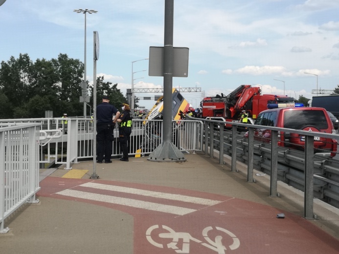 Autobus spadł z wiaduktu na Trasie AK