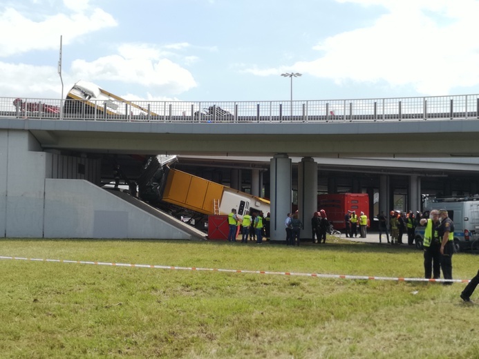 Autobus spadł z wiaduktu na Trasie AK