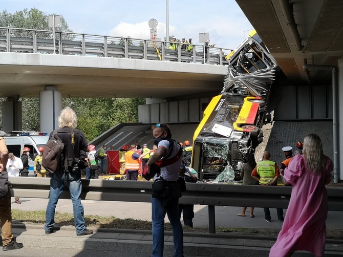 Autobus spadł z wiaduktu na Trasie AK