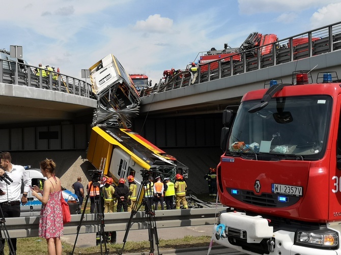 Autobus spadł z wiaduktu na Trasie AK