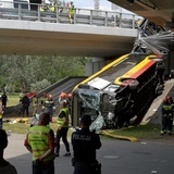 Autobus spadł z wiaduktu na Trasie AK