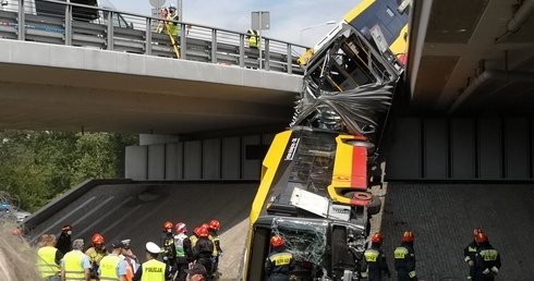 Warszawa. Miejski autobus spadł z wiaduktu. Ofiara śmiertelna, wielu rannych [ZDJĘCIA]