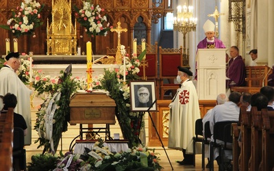 Uroczystościom pogrzebowym przewodniczył abp Wacław Depo.