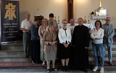Członkowie Parafialnego Oddziału Akcji Katolickiej ze swoim asystentem ks. Zdzisławem Bochniakiem.