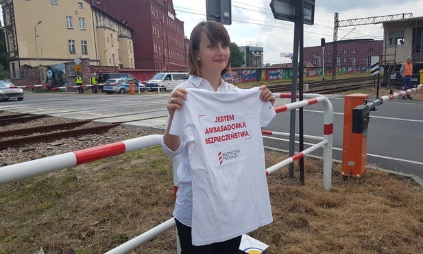 Sosnowiec. W ramach akcji " Bezpieczny piątek" pojawili się w mieście ambasadorzy bezpieczeństwa ze spółki PKP Polskie Linie Kolejowe