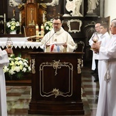 Relikwie wprowadził ks. rektor Tomasz Brzeziński z Płocka.
