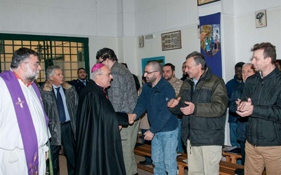 Wizyta bp. Camisaski w więzieniu w 2012 roku.