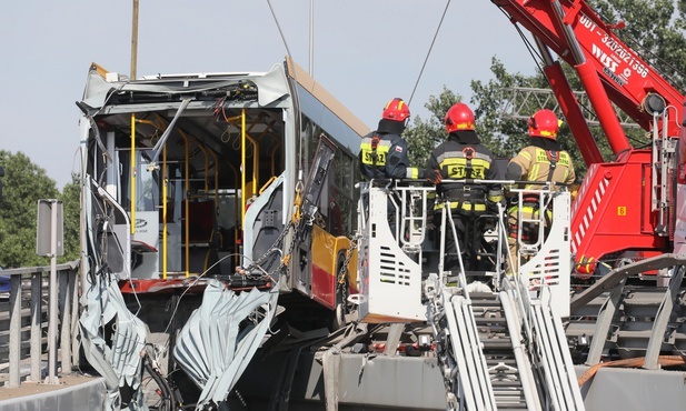 Prokuratura: tymczasowy areszt na 3 miesiące dla kierowcy, który doprowadził do wypadku autobusu