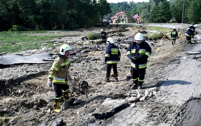 "Małe potoki zamieniły się w rwące rzeki"