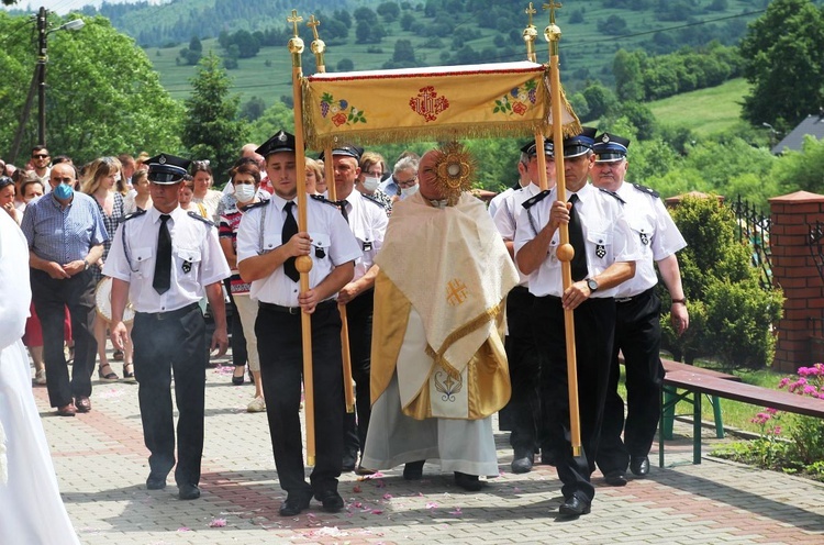 Wprowadzenie relikwii bł. ks. Jerzego Popiełuszki w Rycerce Górnej