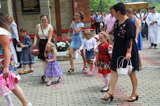 Wprowadzenie relikwii bł. ks. Jerzego Popiełuszki w Rycerce Górnej