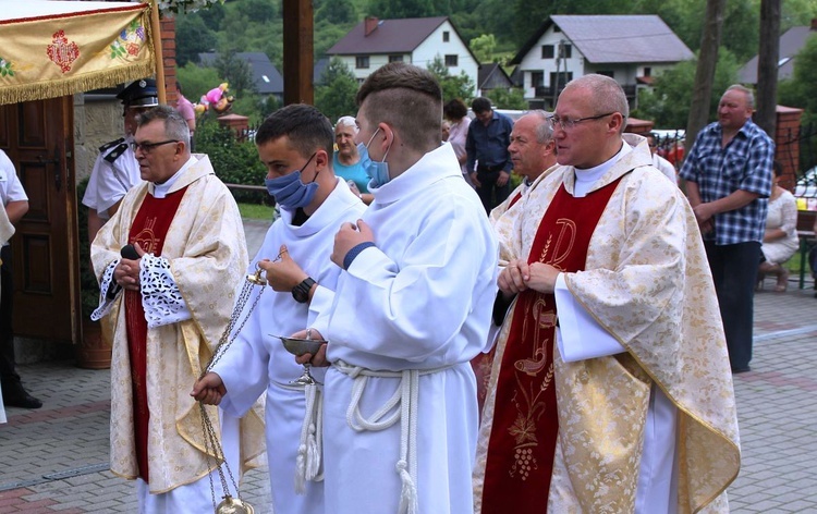 Wprowadzenie relikwii bł. ks. Jerzego Popiełuszki w Rycerce Górnej