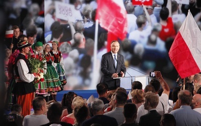 Andrzej Duda rozpoczął kampanię w Łowiczu 20 lutego. Dziś, w tym samym miejscu, oczekiwał na wynki I tury wyborów.